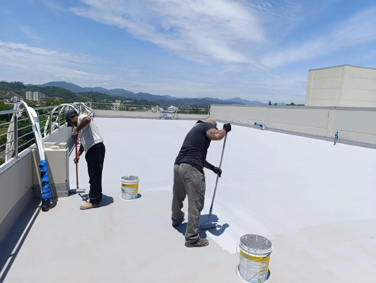 Equipe ImperMais aplicando membrana impermeabilizante em terraço/cobertura — obra sem demolição total