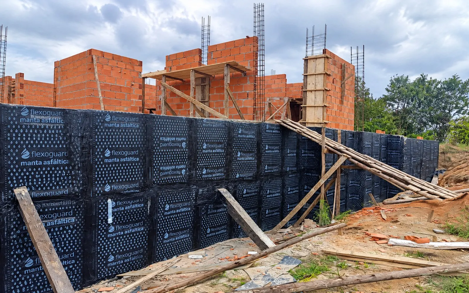 Muro de contenção com manta asfáltica Flexoguard e estrutura de alvenaria — capa do serviço ImperMais