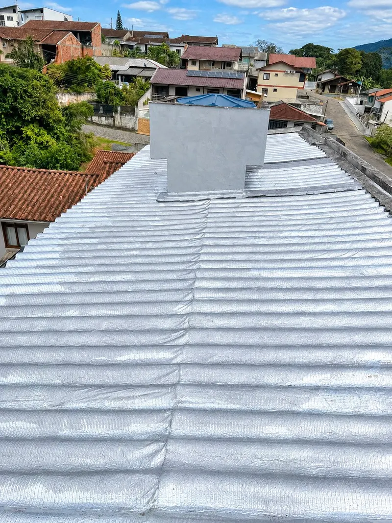 Telhado ondulado com manta asfáltica aluminizada — vista longitudinal da cobertura