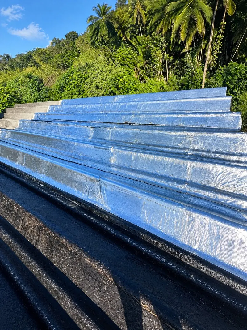 Detalhe das ondulações com manta aluminizada e arremate preto na borda
