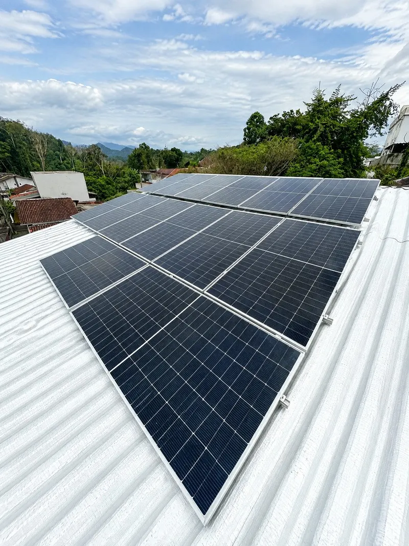 Telhado com manta asfáltica e placas solares — vedação compatível com fixações