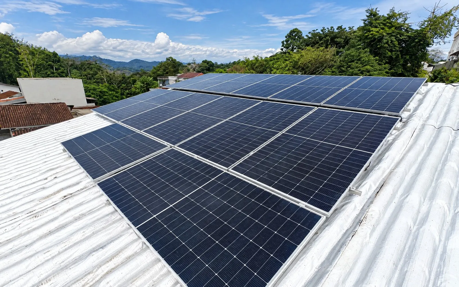 Telhado com manta asfáltica aluminizada e placas solares — capa do serviço ImperMais