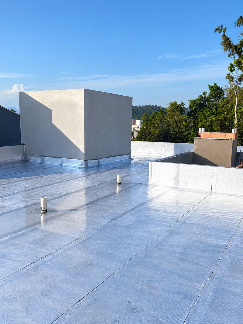 Laje impermeabilizada com manta asfáltica aluminizada — vista frontal da cobertura