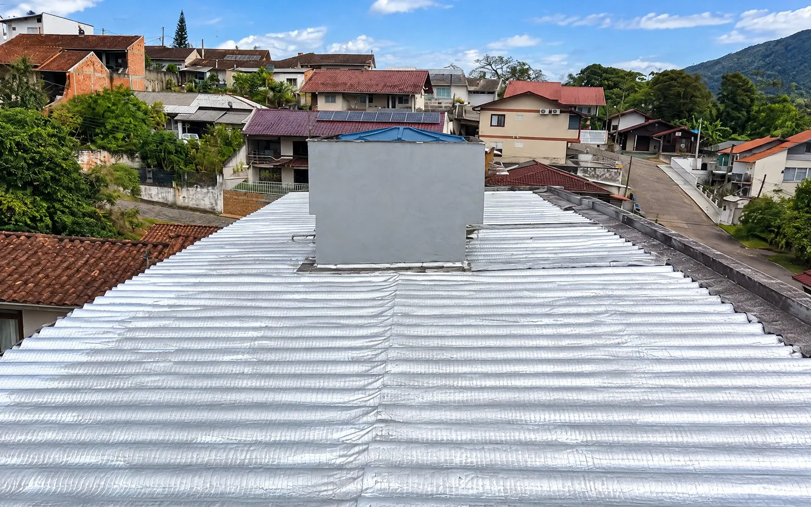 Cobertura com manta asfáltica aluminizada e caixa técnica — bairro residencial em SC